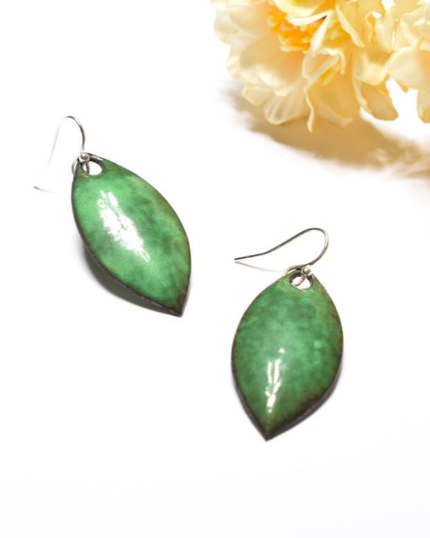 Boucles d’oreilles feuilles vertes - Émaux d’art sur métal
