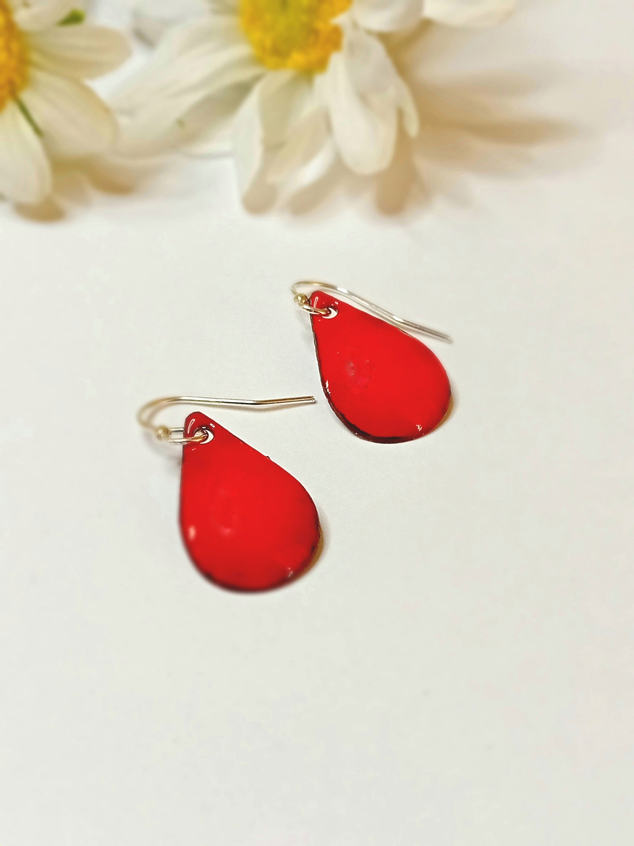 Boucles d'oreilles petites gouttes rouge vif