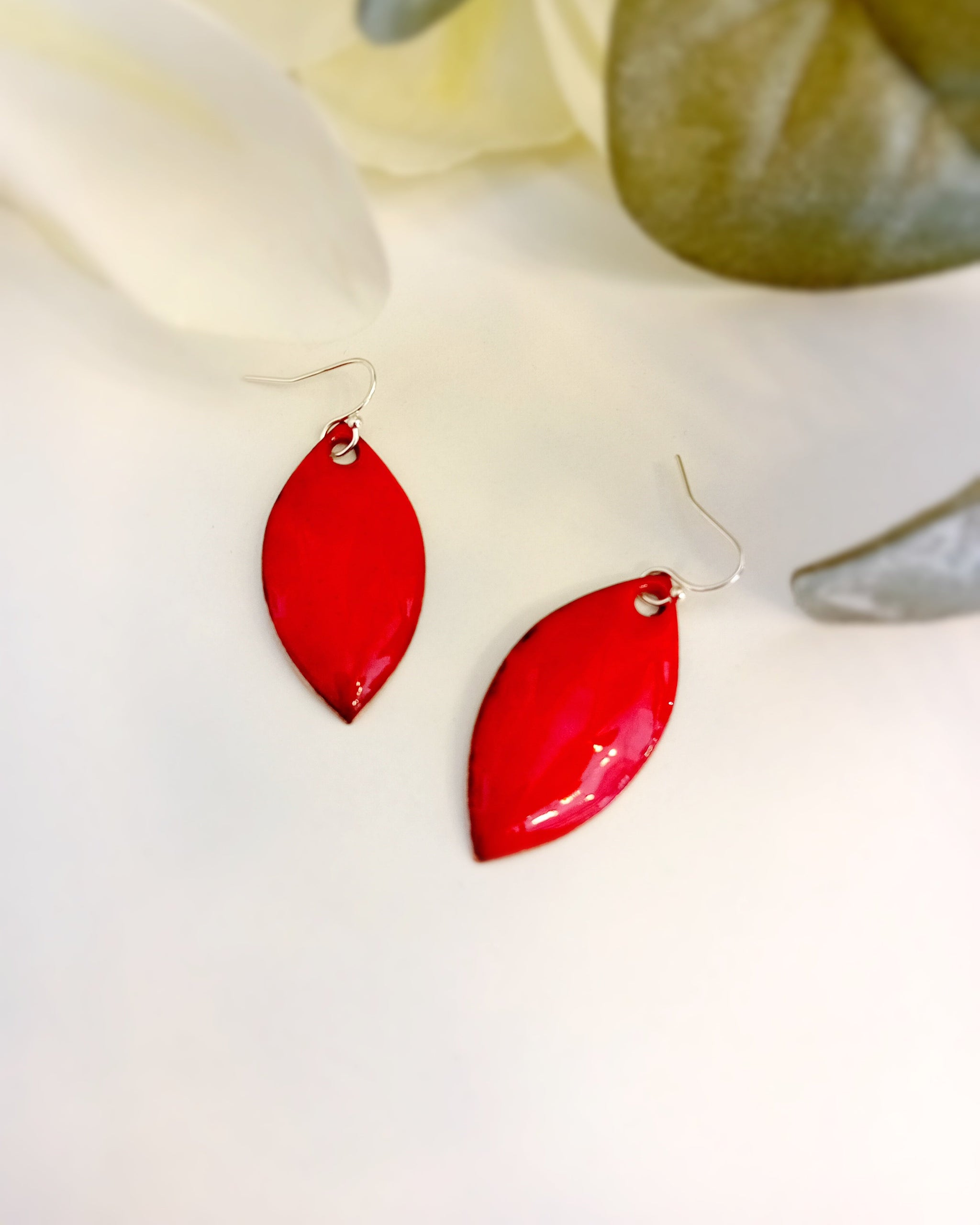 Boucles d’oreilles feuilles rouges – Émaux d’art sur métal
