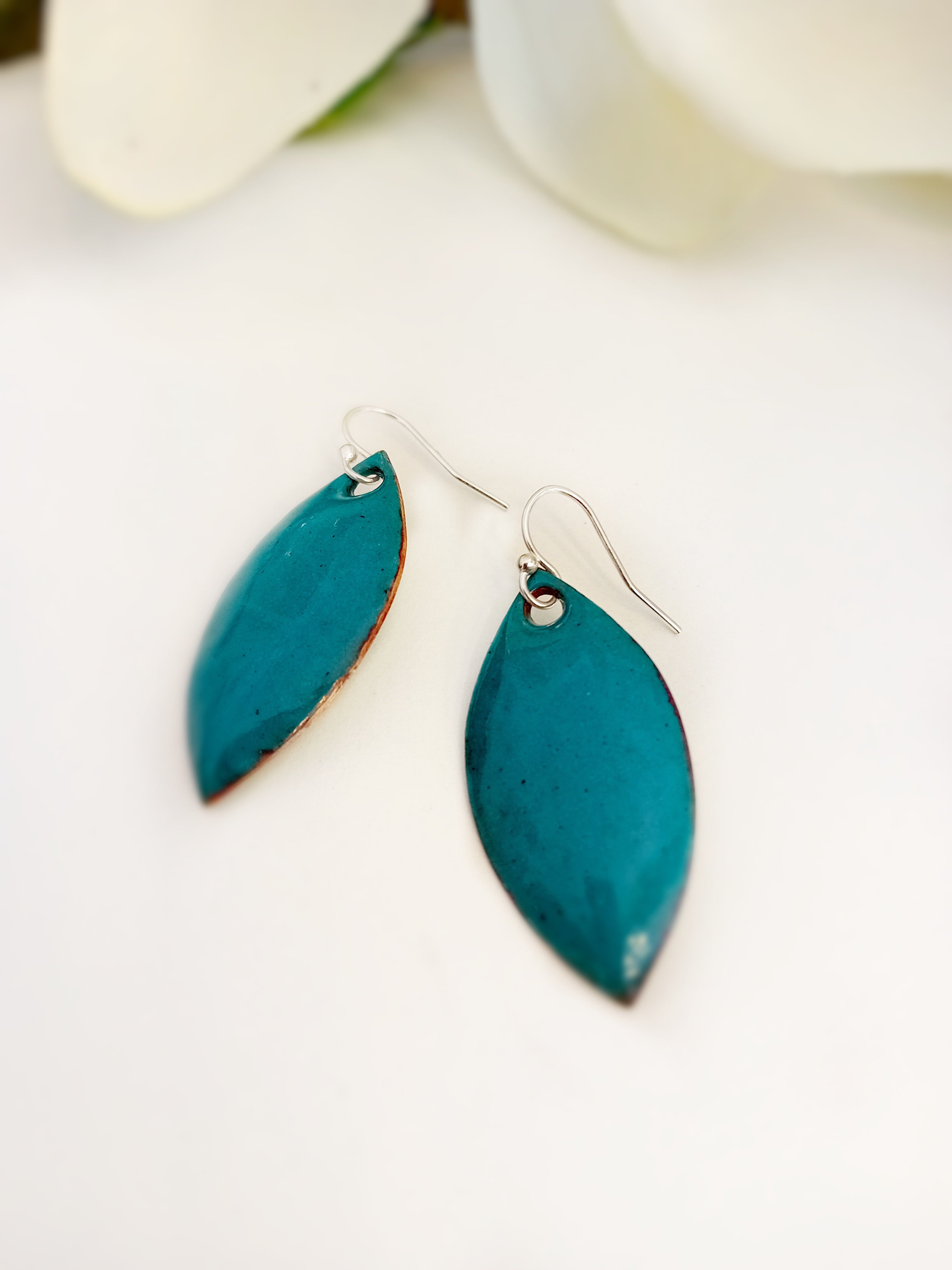Boucles d’oreilles feuilles turquoise foncé – Émaux d’art