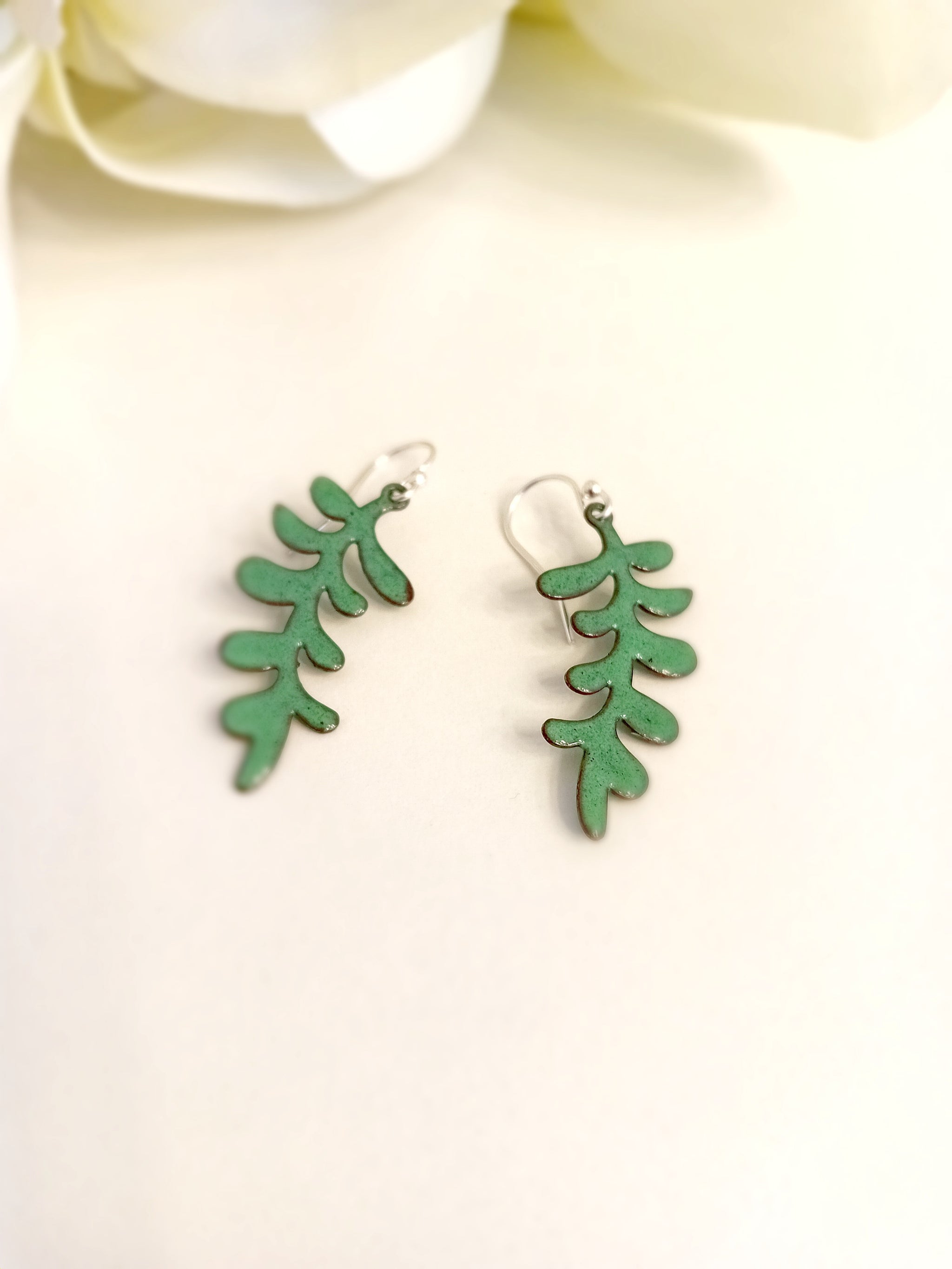 Boucles d’oreilles “Sylva” – Émaux verts sur métal