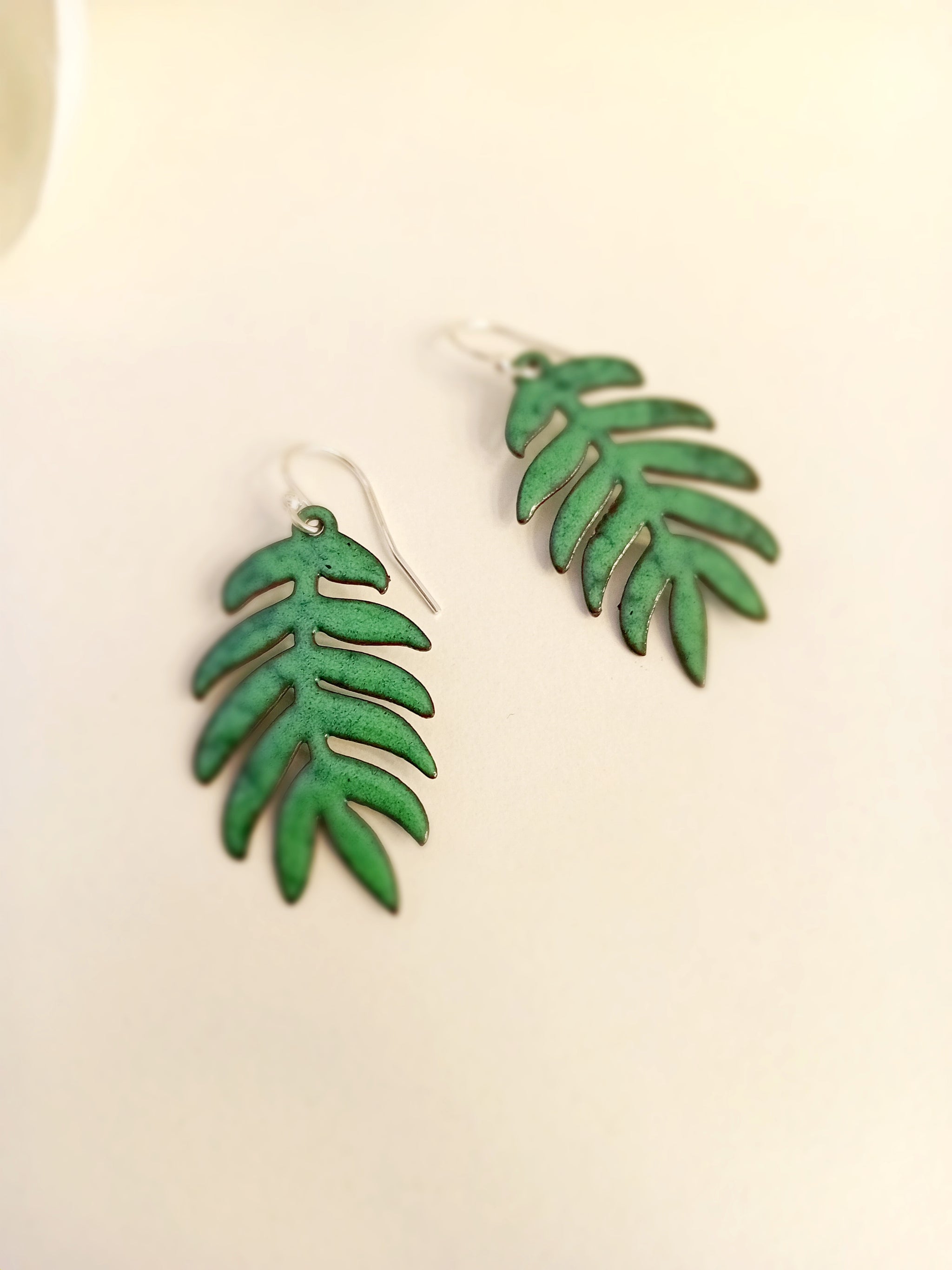 Boucles d’oreilles “Fougères” – Émaux verts