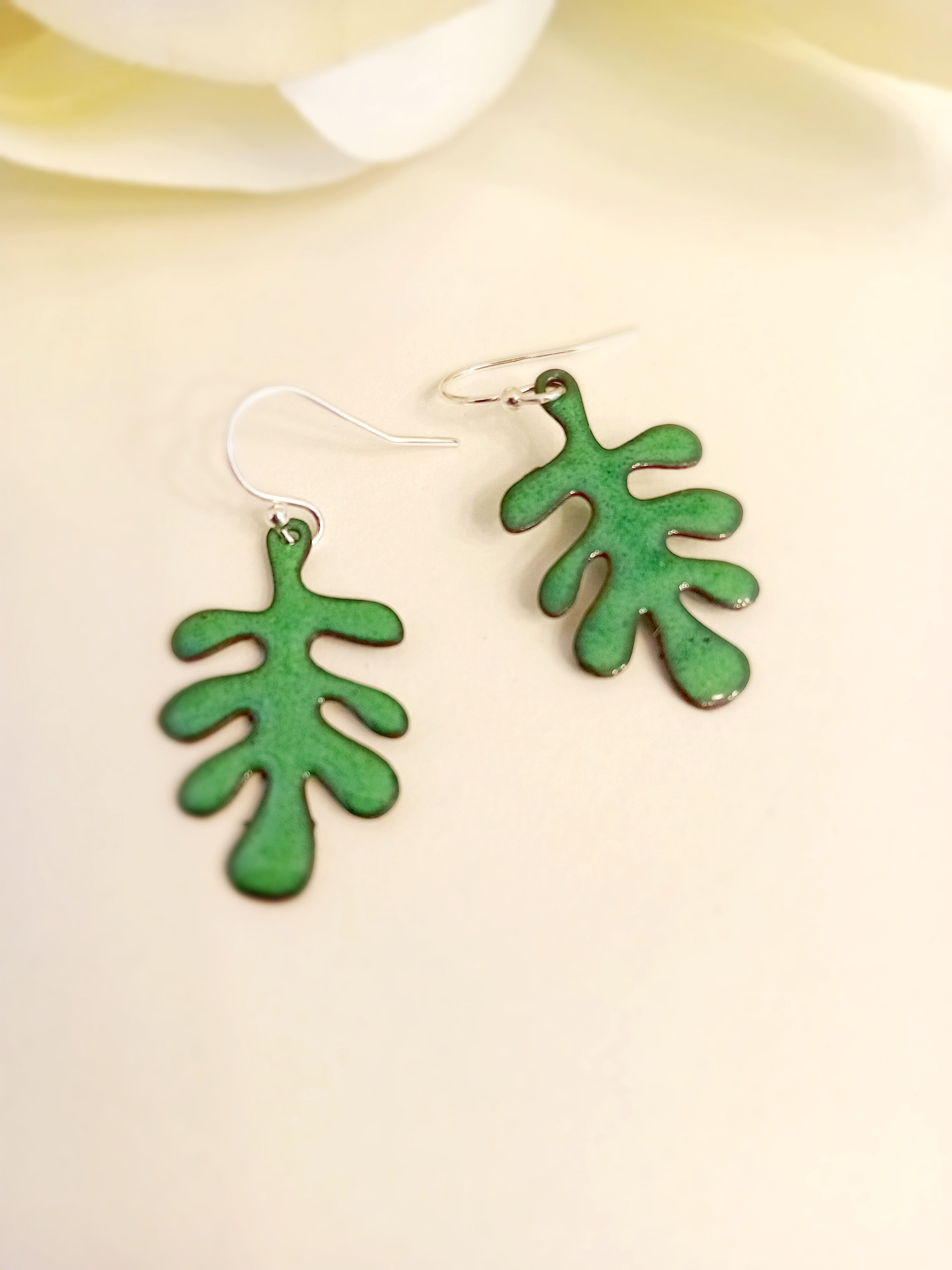 Boucles d’oreilles “Ondine” – Émaux verts sur métal