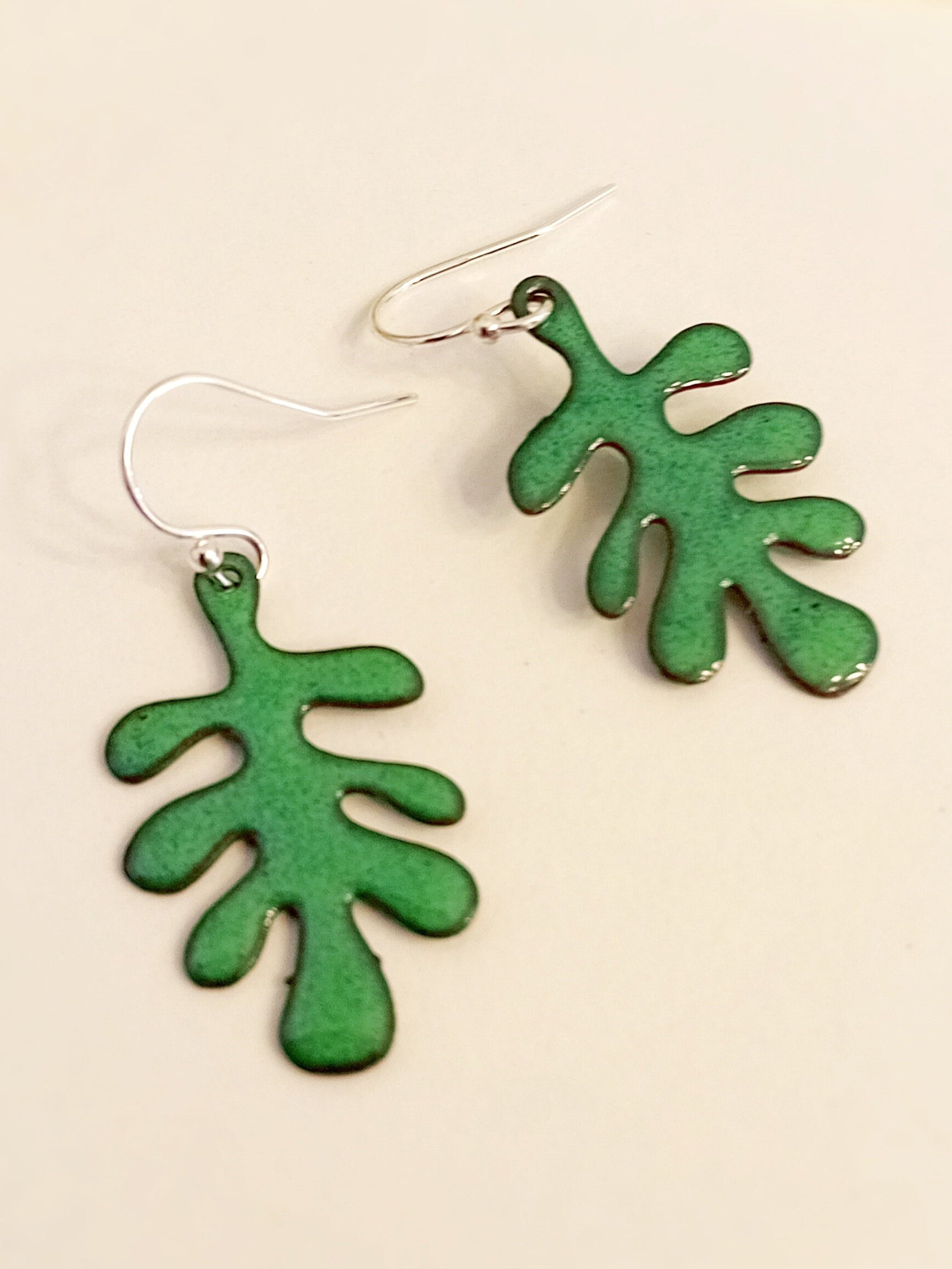 Boucles d’oreilles “Ondine” – Émaux verts sur métal