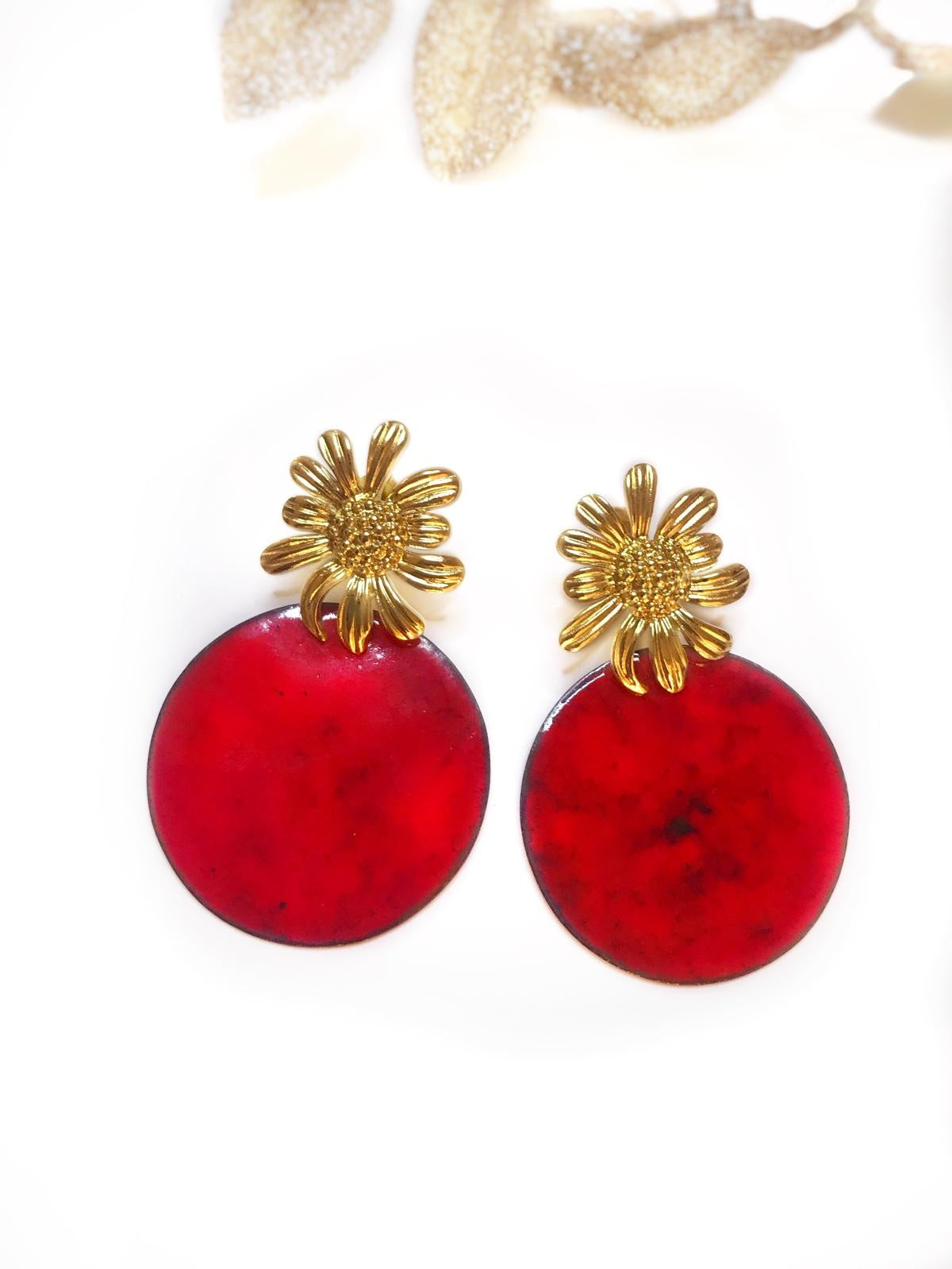 Boucles “Garden Party” – Élégance florale en rouge émaillé