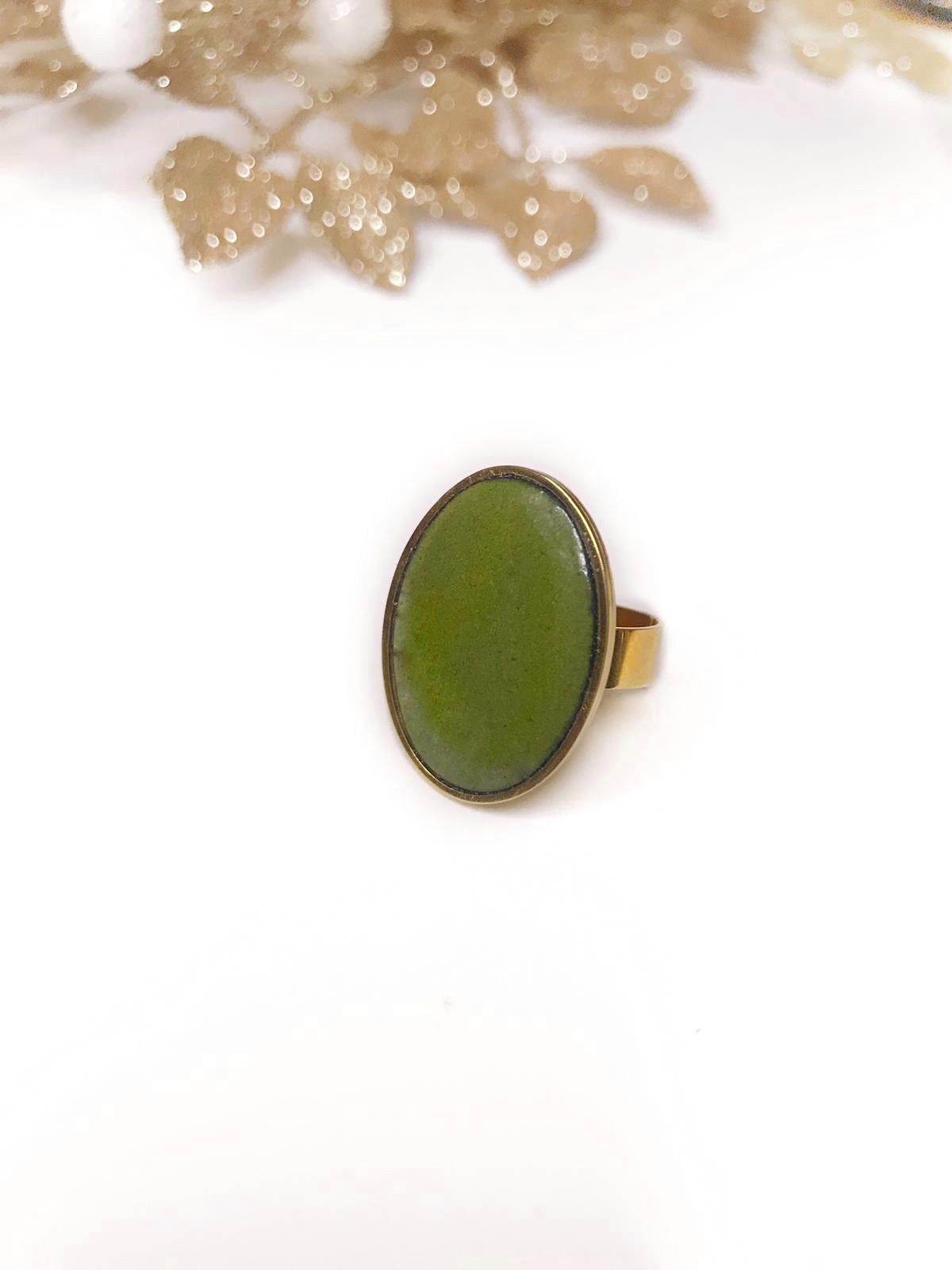 Bague ovale “Éclat Olive” – Raffinement discret en vert