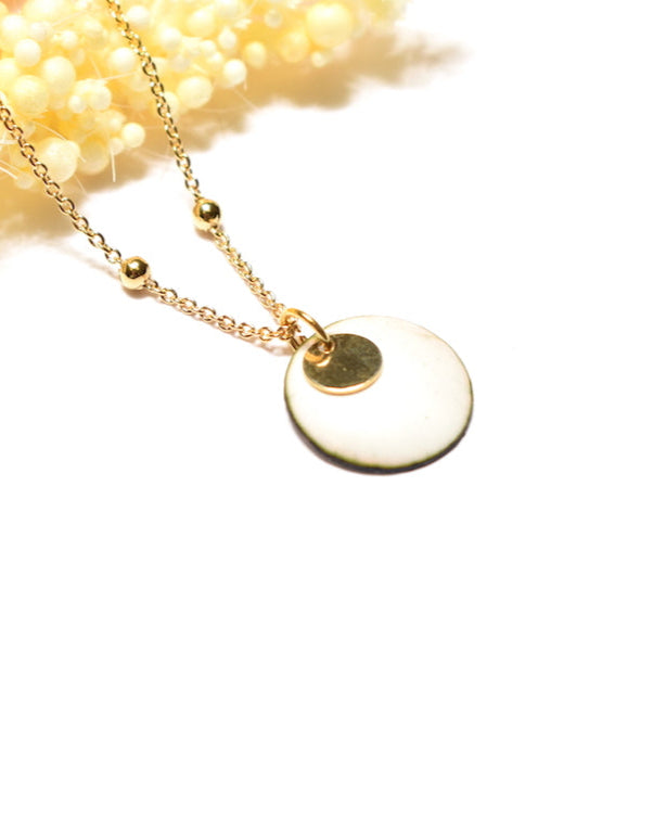 Collier petite médaille et sequin doré – Émail blanc et or