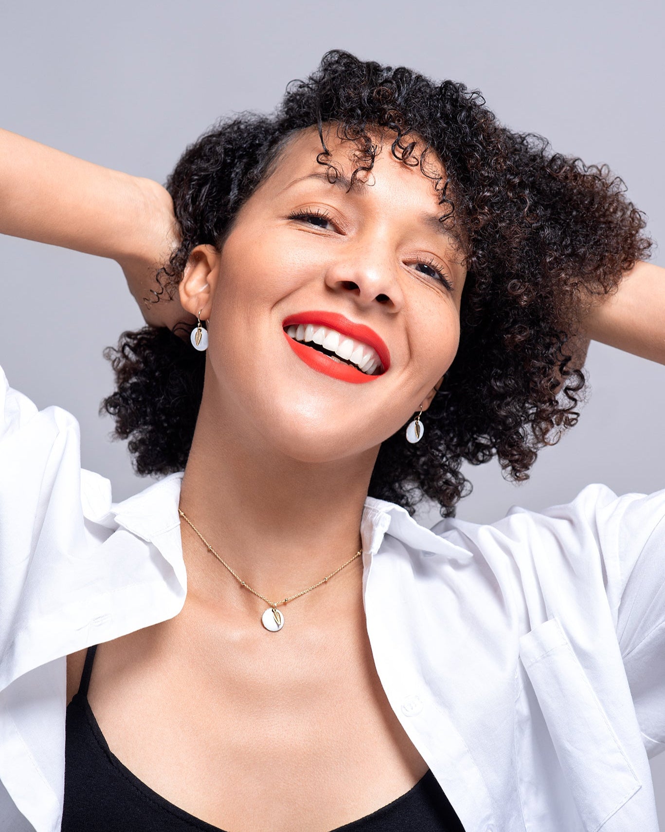 Collier Petite Médaille Ronde en Émail Blanc et Petite Feuille Dorée