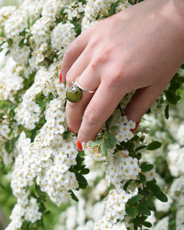 Bague pampille perlée vert olive  * Sur Commande *