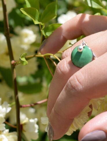 Bague pampille perlée verte  * Sur Commande *