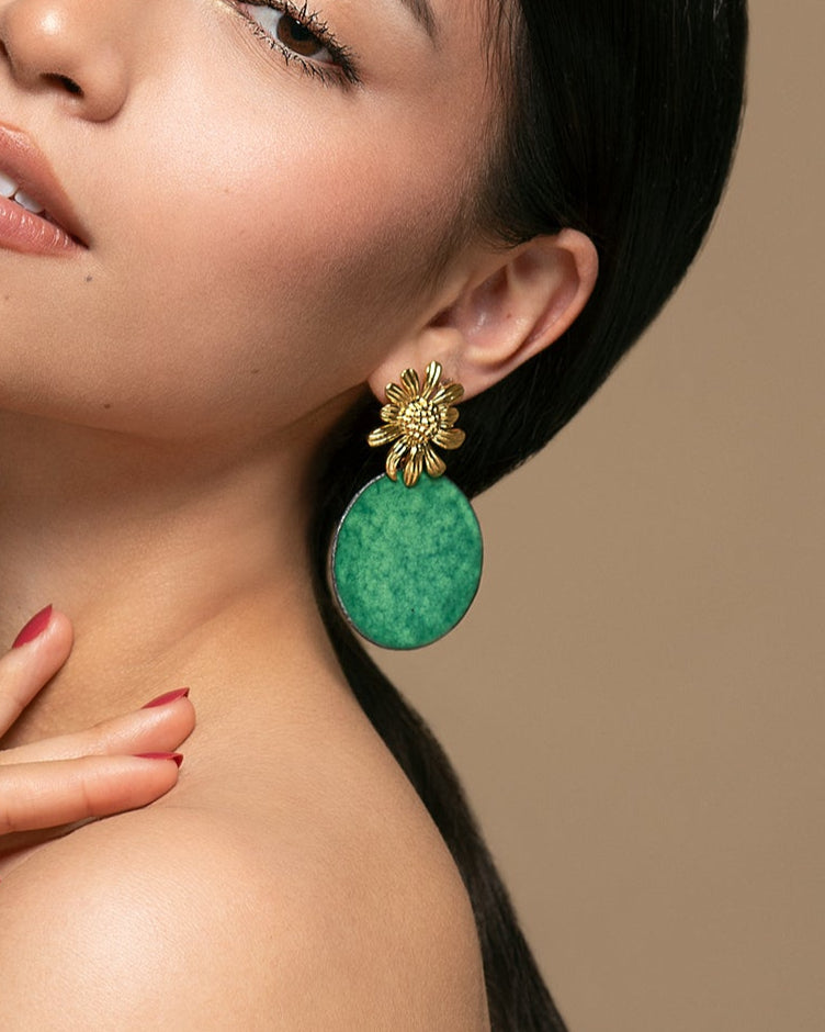 Boucles “Garden Party” – Élégance florale en vert émaillé