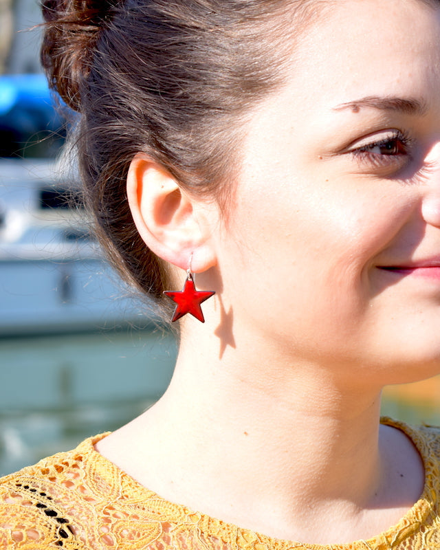 Boucles d'oreilles petites étoiles rouges