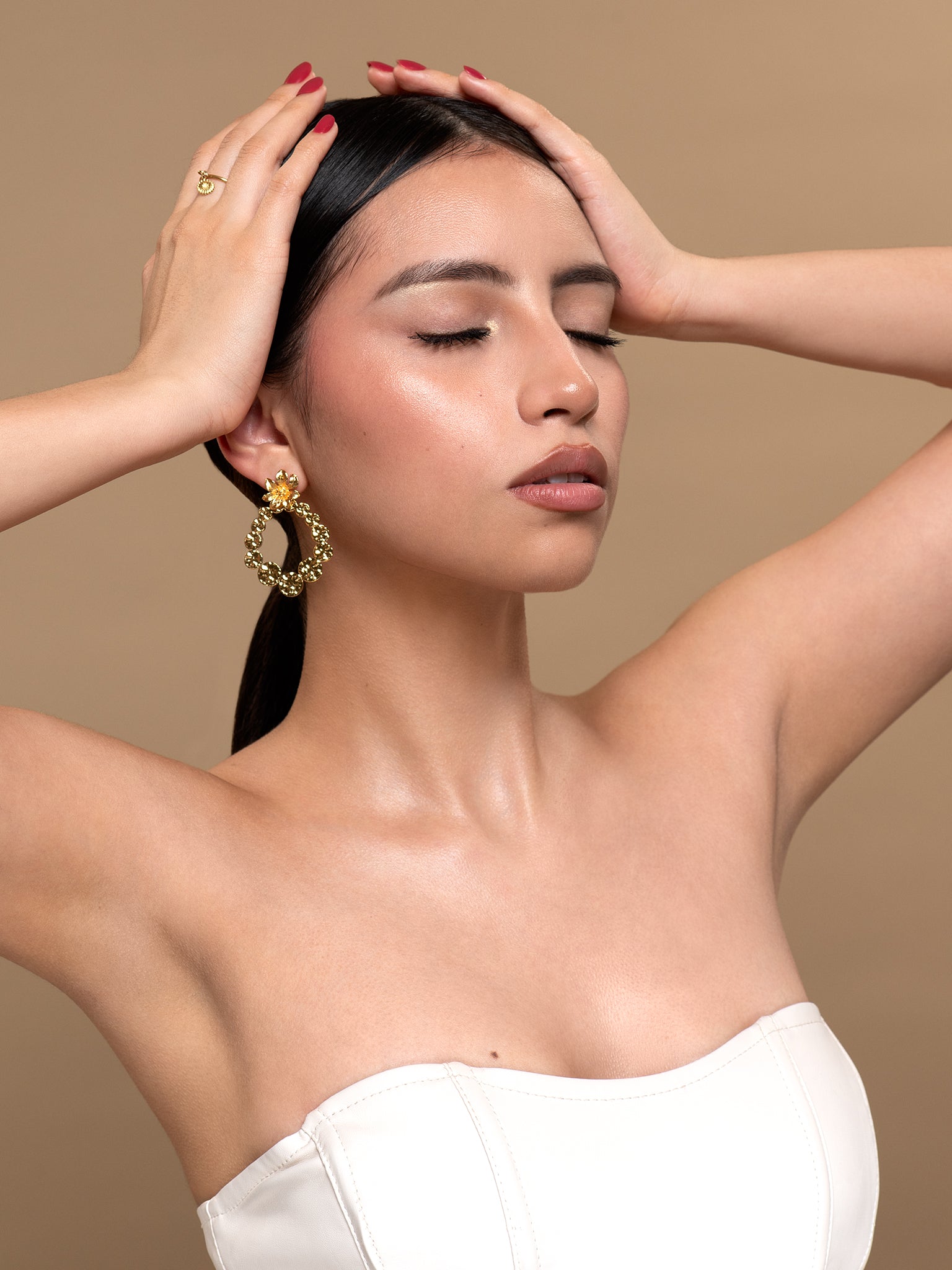 Boucles d’oreilles dorées en acier, modèle Fleur du jour, bijou fait main en forme de fleur – Au Fil d’Émaux