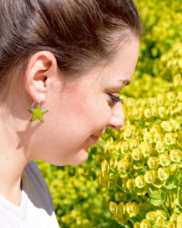 Boucles d'oreilles petites étoiles vert olive