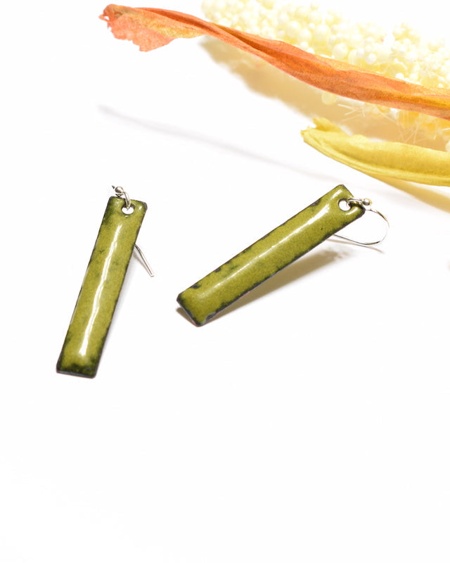 Boucles “Rectangles” – Émail vert olive
