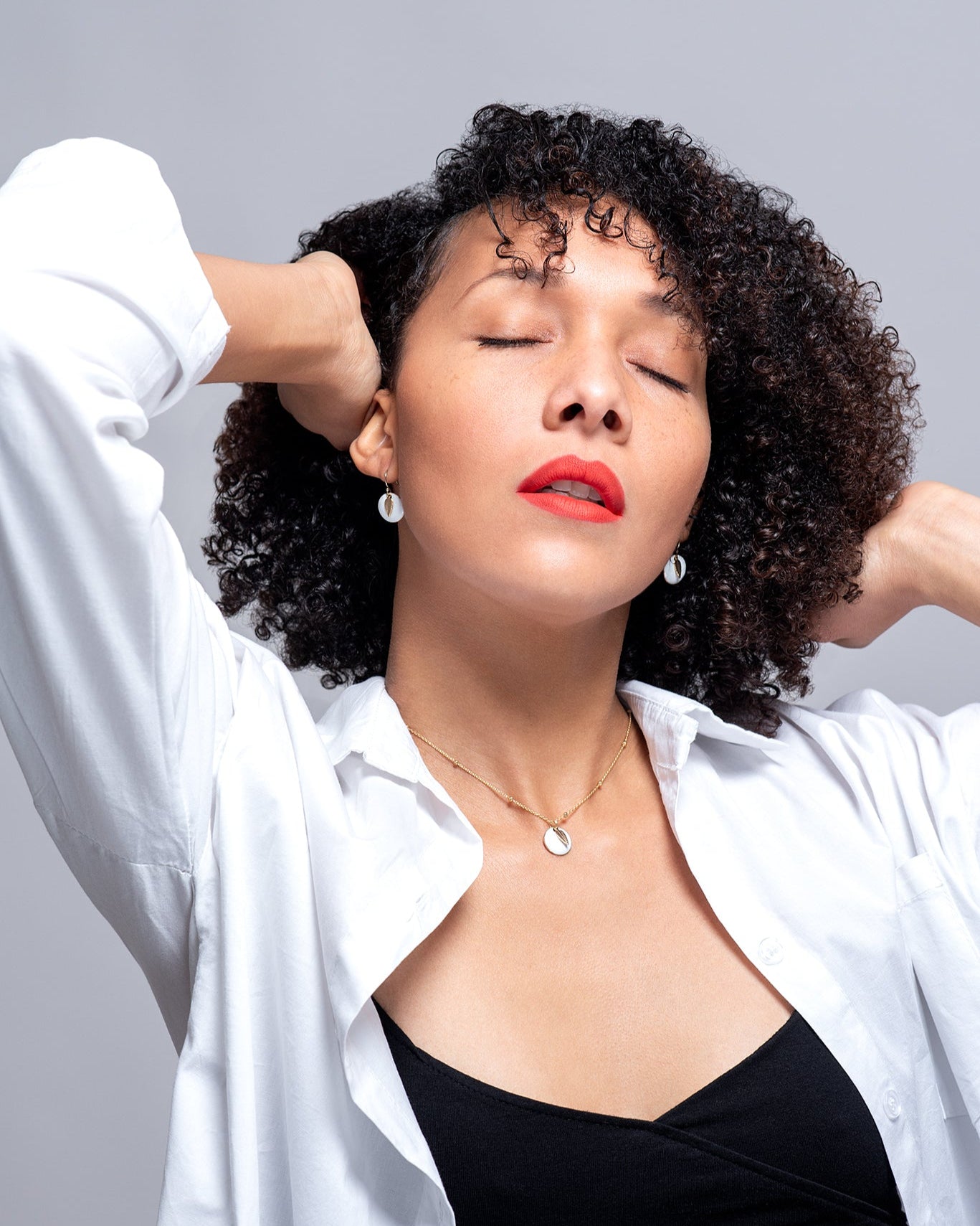 Boucles d’Oreilles Émail Blanc – Style Fin & Doré