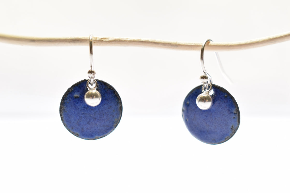 Boucles Petits Ronds Bleu Indigo – Émail et Perle Argent  * Sur Commande *