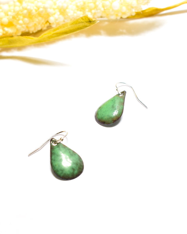 Boucles d'oreilles petites gouttes vertes
