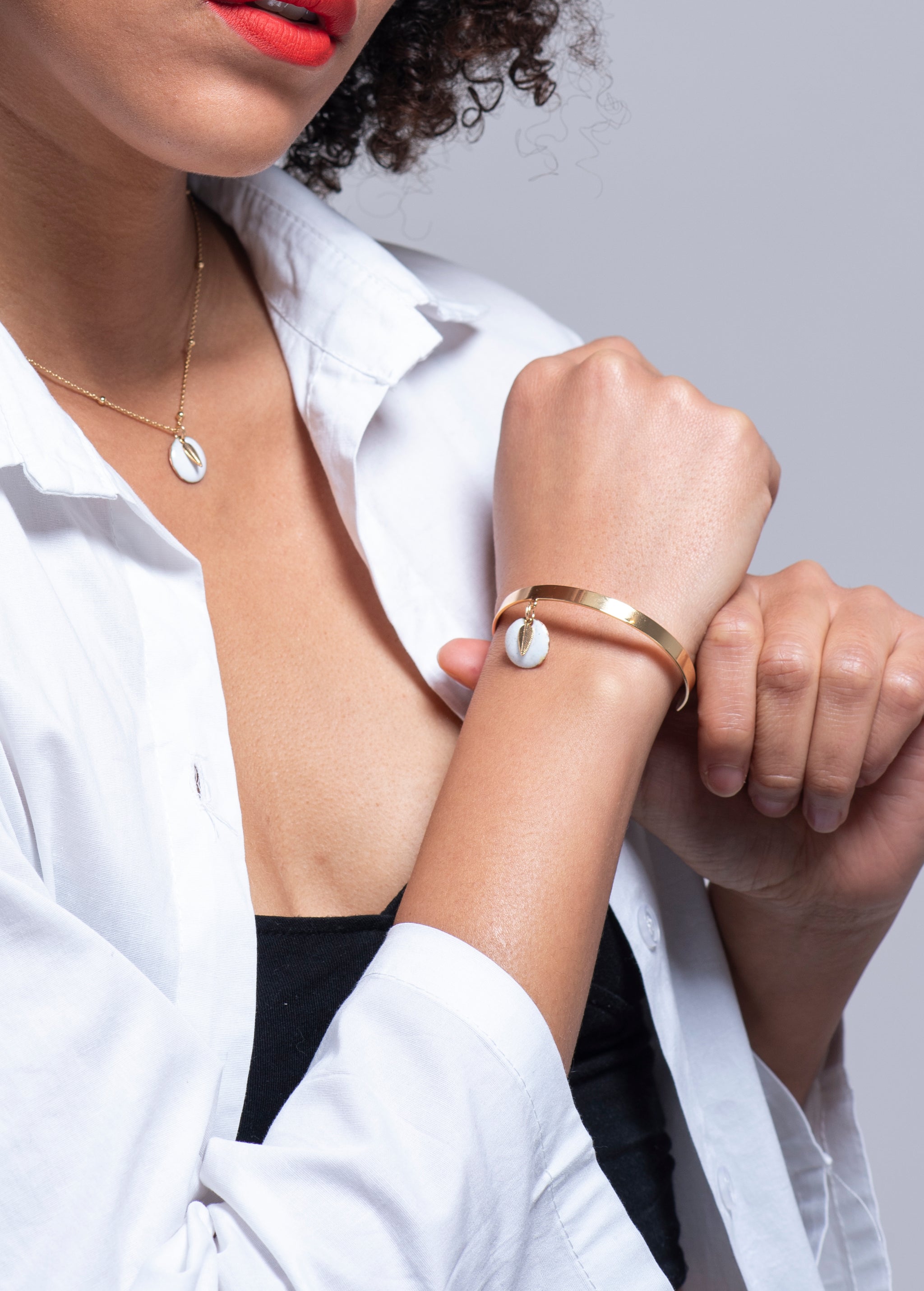 Bracelet Pampille en Émail Blanc - Petit Rond et Feuille Dorée