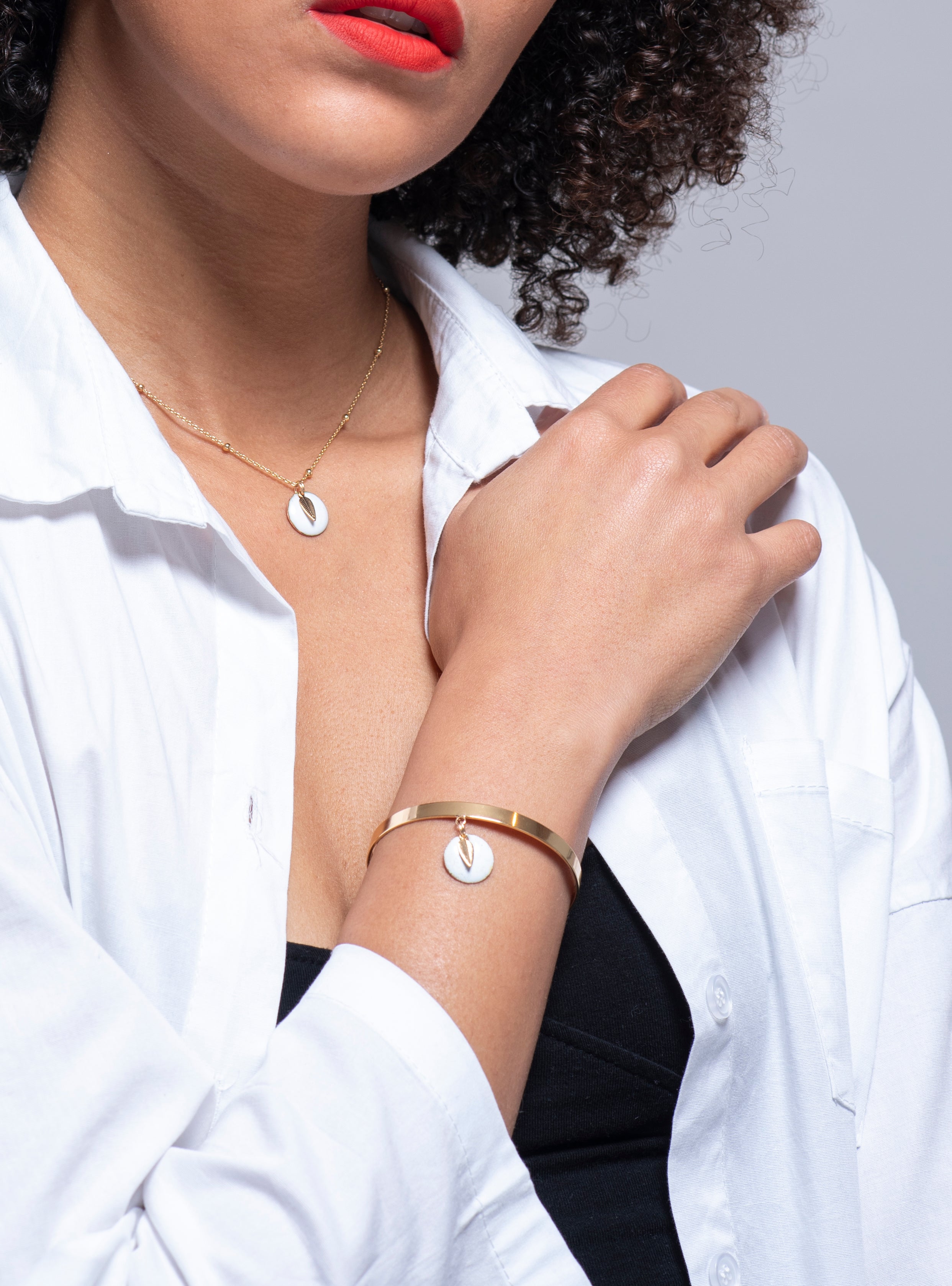 Bracelet Pampille en Émail Blanc - Petit Rond et Feuille Dorée