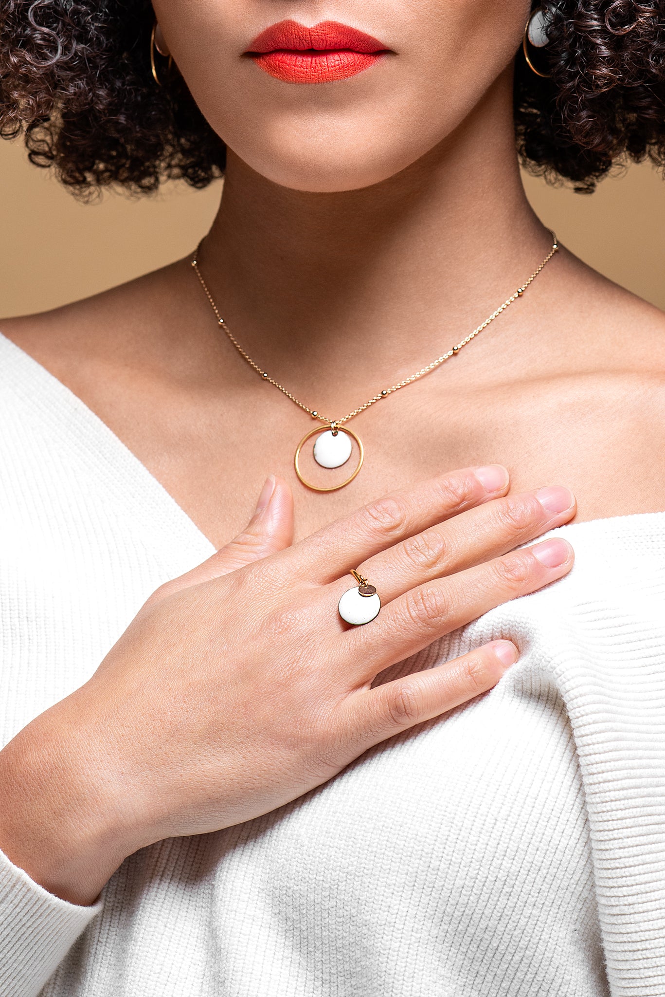 Collier Anneau Doré et Petit Rond Émail Blanc