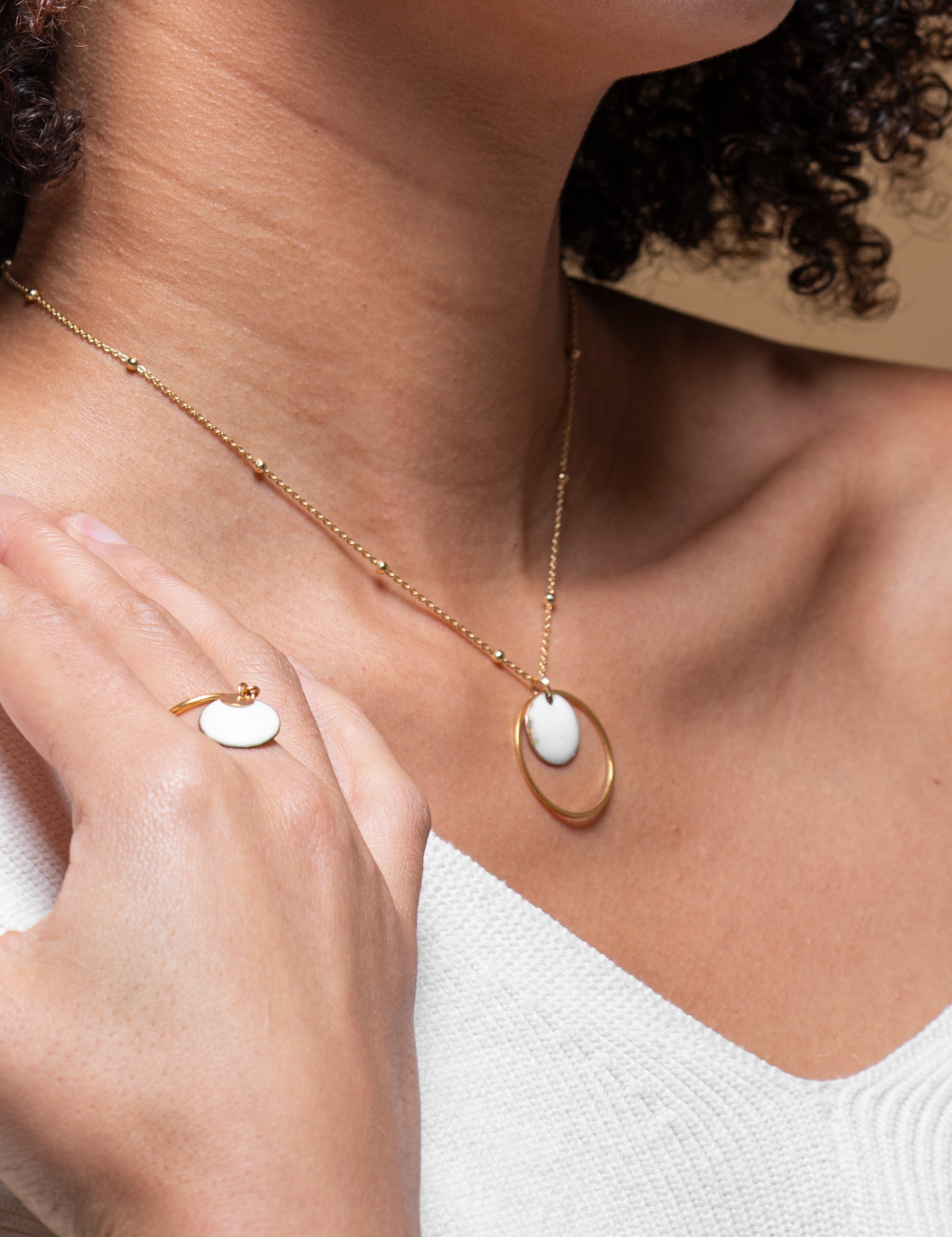 Collier Anneau Doré et Petit Rond Émail Blanc