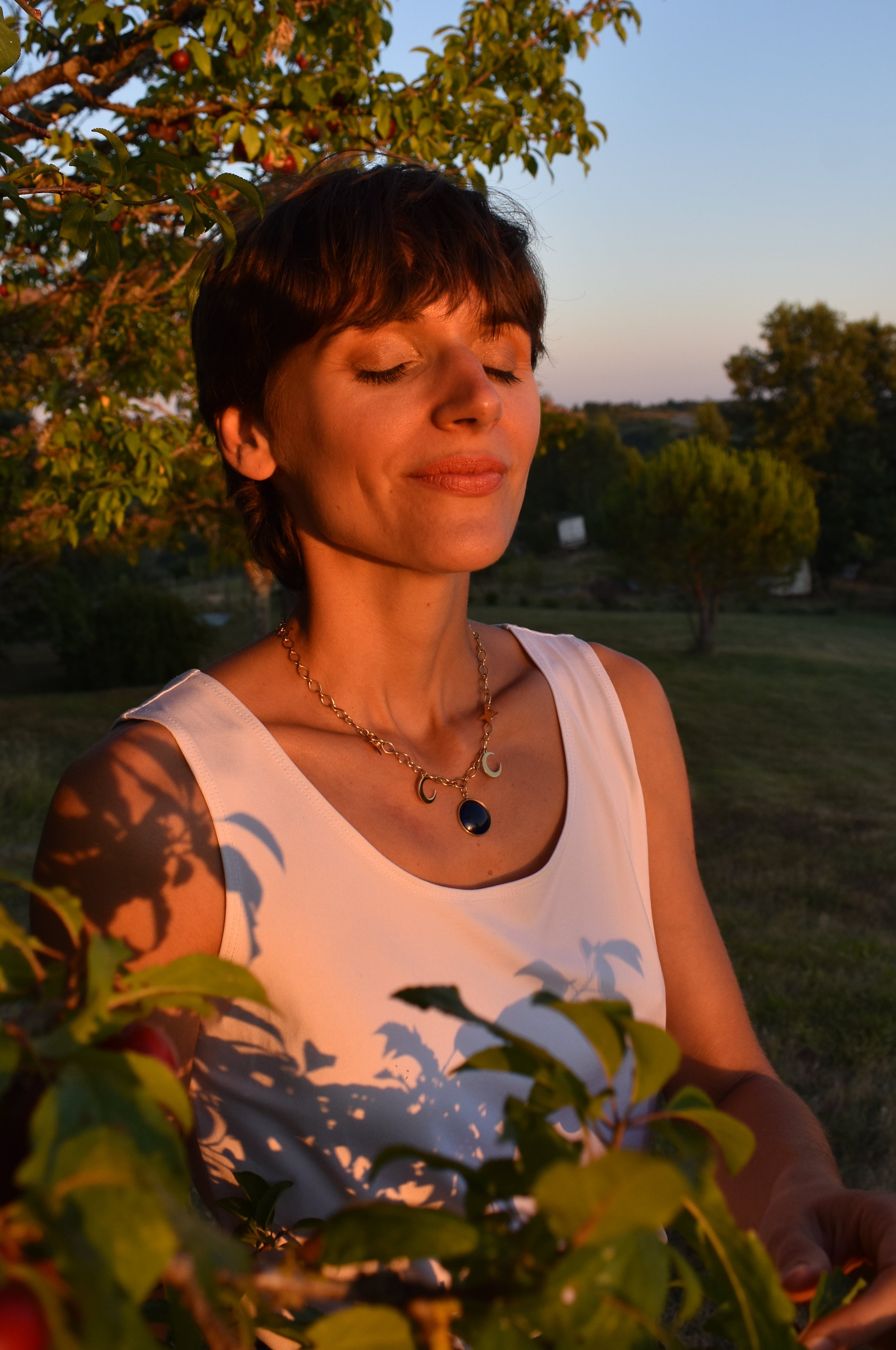 Collier à charms et médaillon bleu