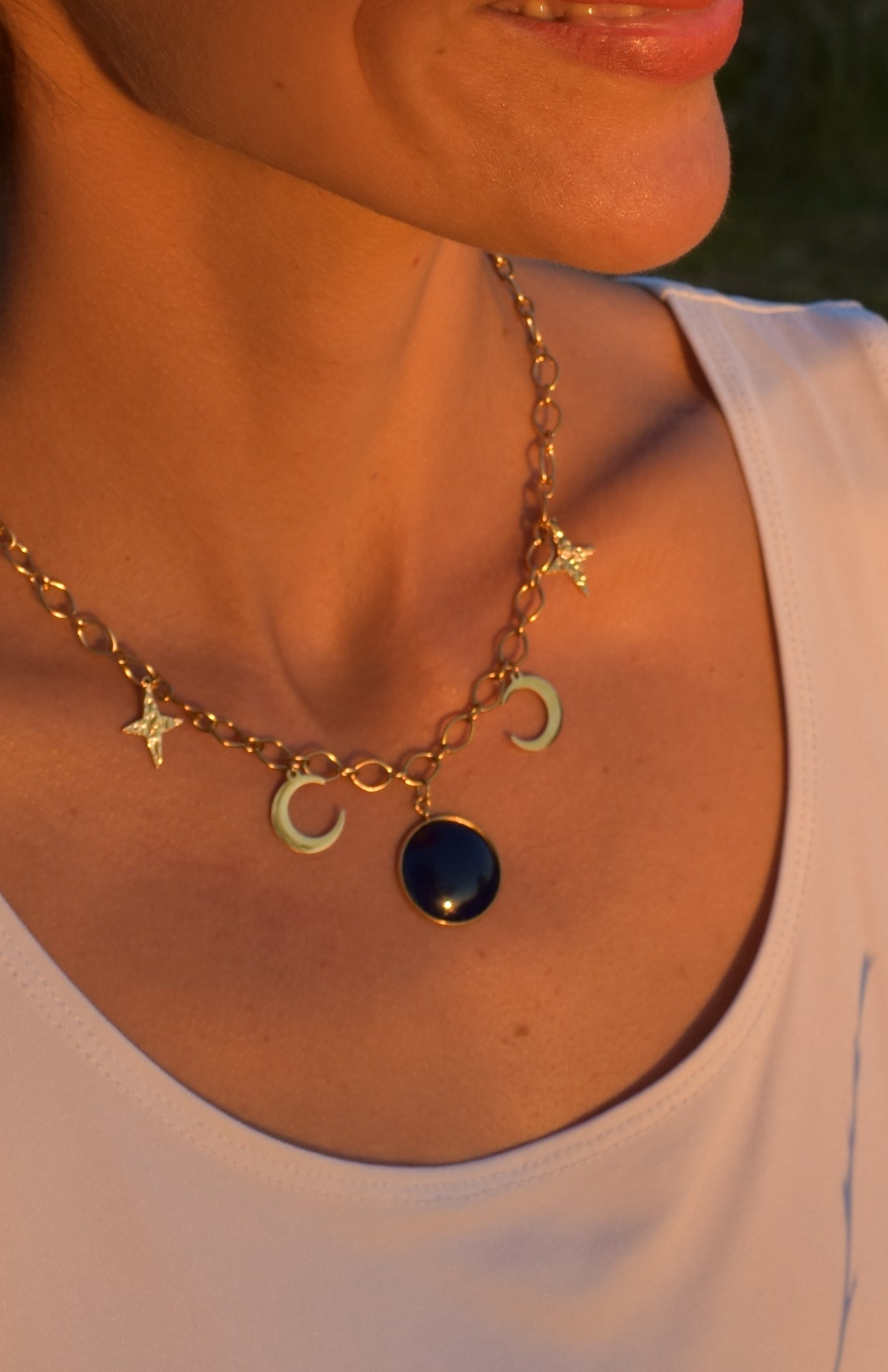 Collier à charms et médaillon bleu