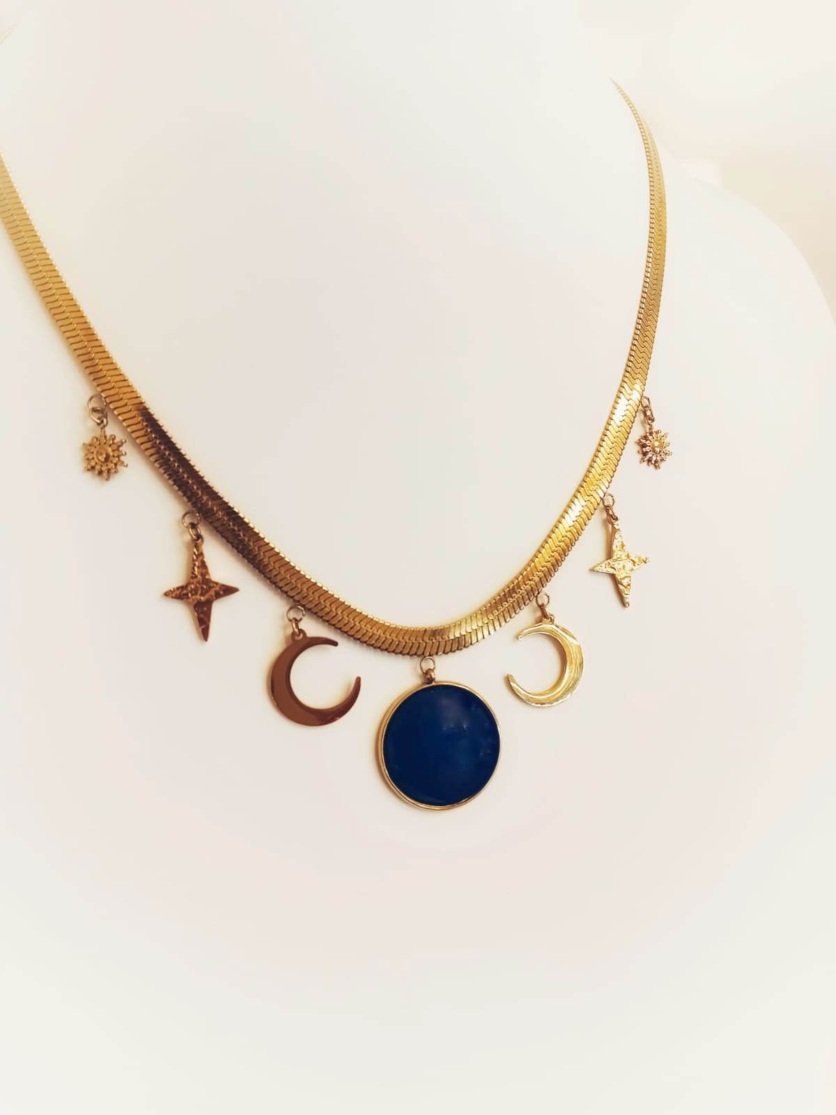 Collier serpentin à charms avec médaillon bleu serti