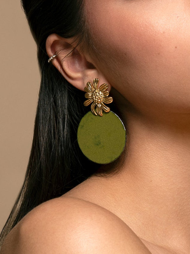 Boucles “Garden Party” – Élégance florale en vert olive émaillé