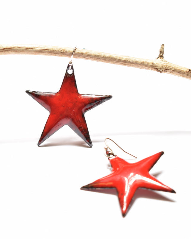Boucles d’oreilles Grandes Étoiles Rouges en Émail – Bijou Fait Main