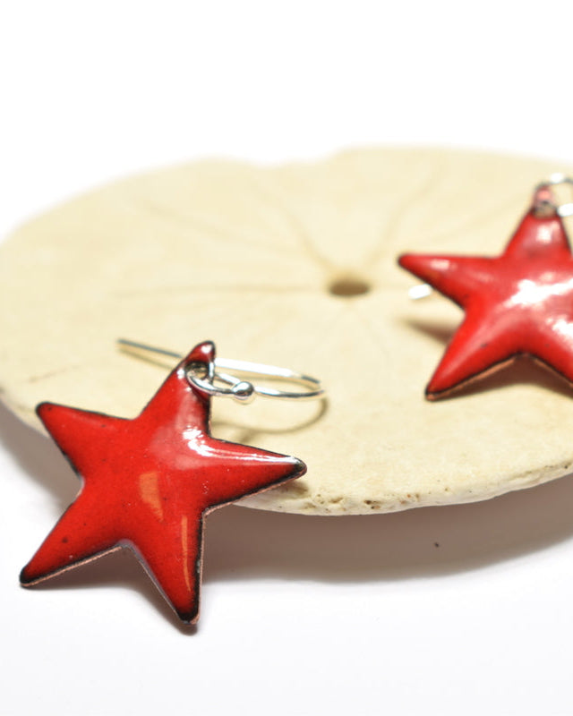 Boucles d'oreilles petites étoiles rouges