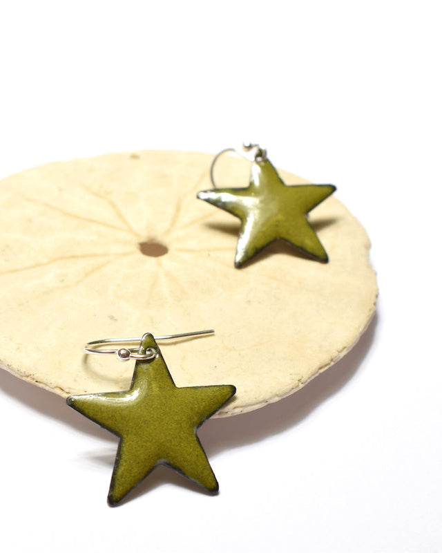 Boucles d'oreilles petites étoiles vert olive