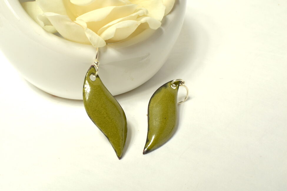 Boucles d'oreilles petites flammes vertes olive