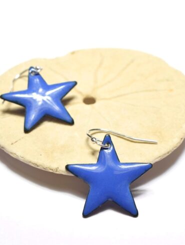 Boucles d'oreilles petites étoiles en émail bleues marine clair