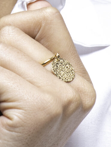Bague pampille dorée mobile rond scintillant et anneau ajustable. création