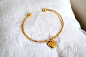 Découvrez l'élégance intemporelle de notre bracelet doré en acier, agrémenté d'un délicat petit cœur mobile. Ce bijou raffiné, conçu et réalisé avec soin dans notre atelier boutique à Moissac, est le fruit d'une création artisanale unique. Chaque pièce est méticuleusement fabriquée à la main, garantissant une qualité et une finition exceptionnelles.