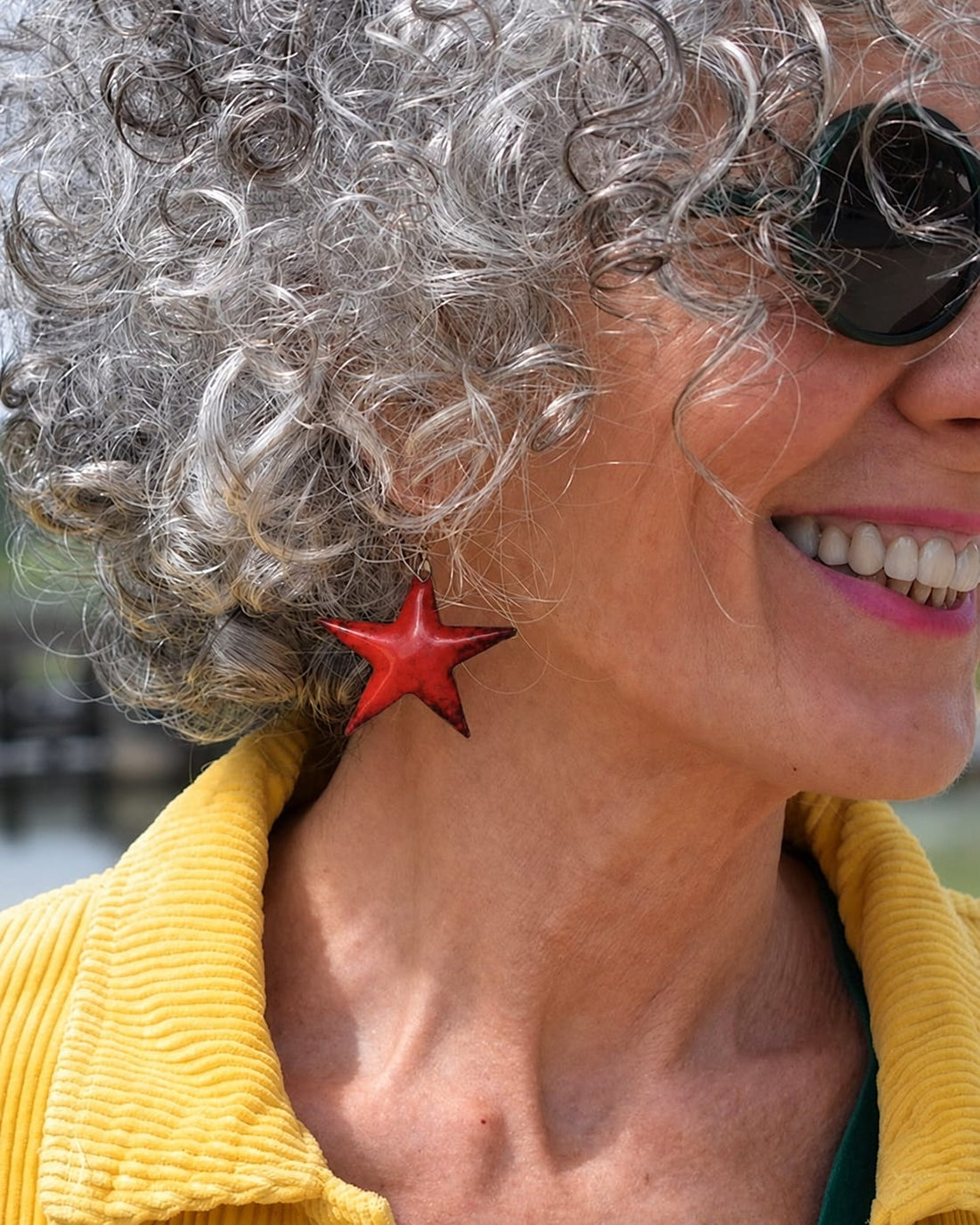 Mes boucles d'oreilles étoiles rouges dans un film ! 🎬