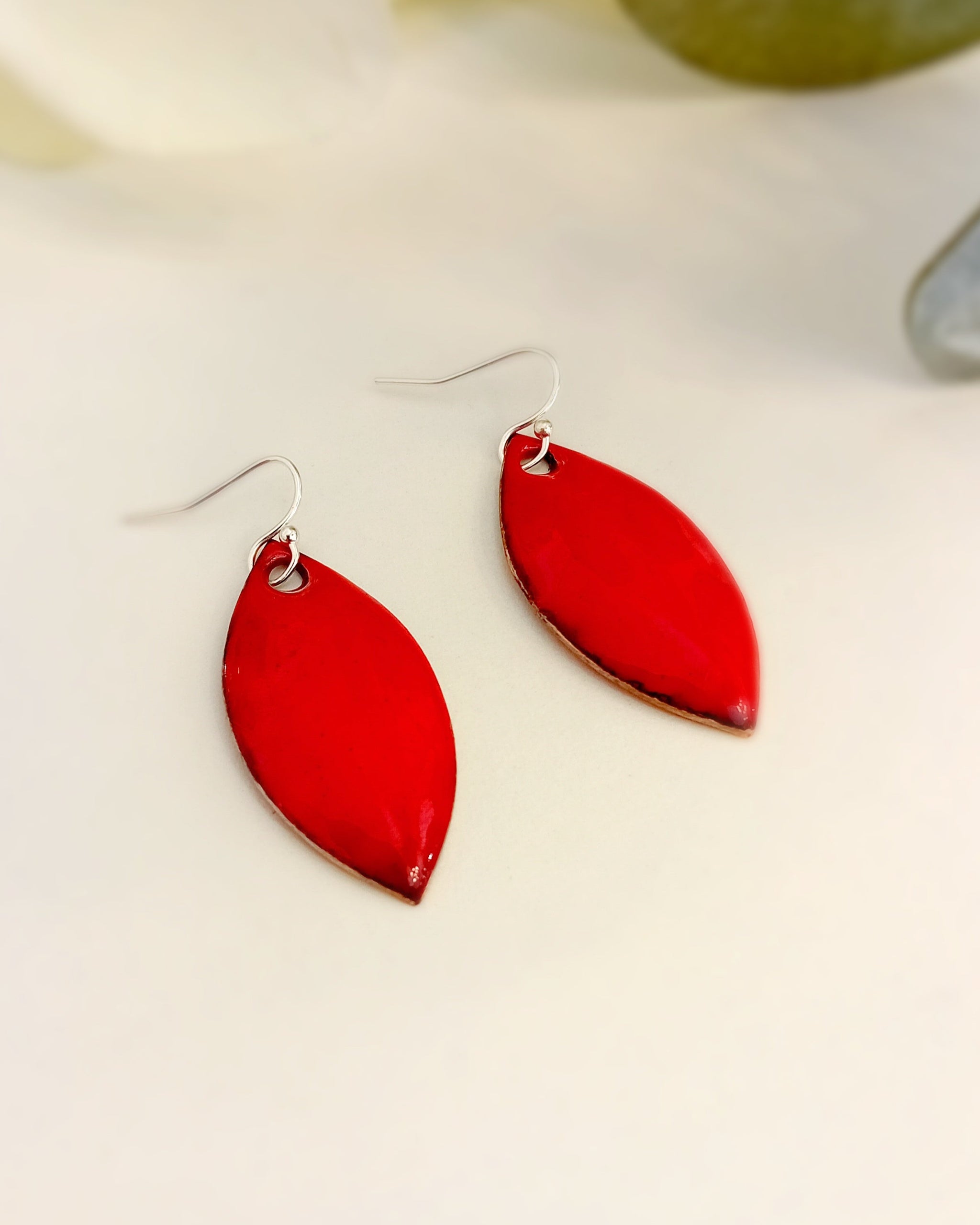 Boucles d’oreilles feuilles rouges – Émaux d’art sur métal