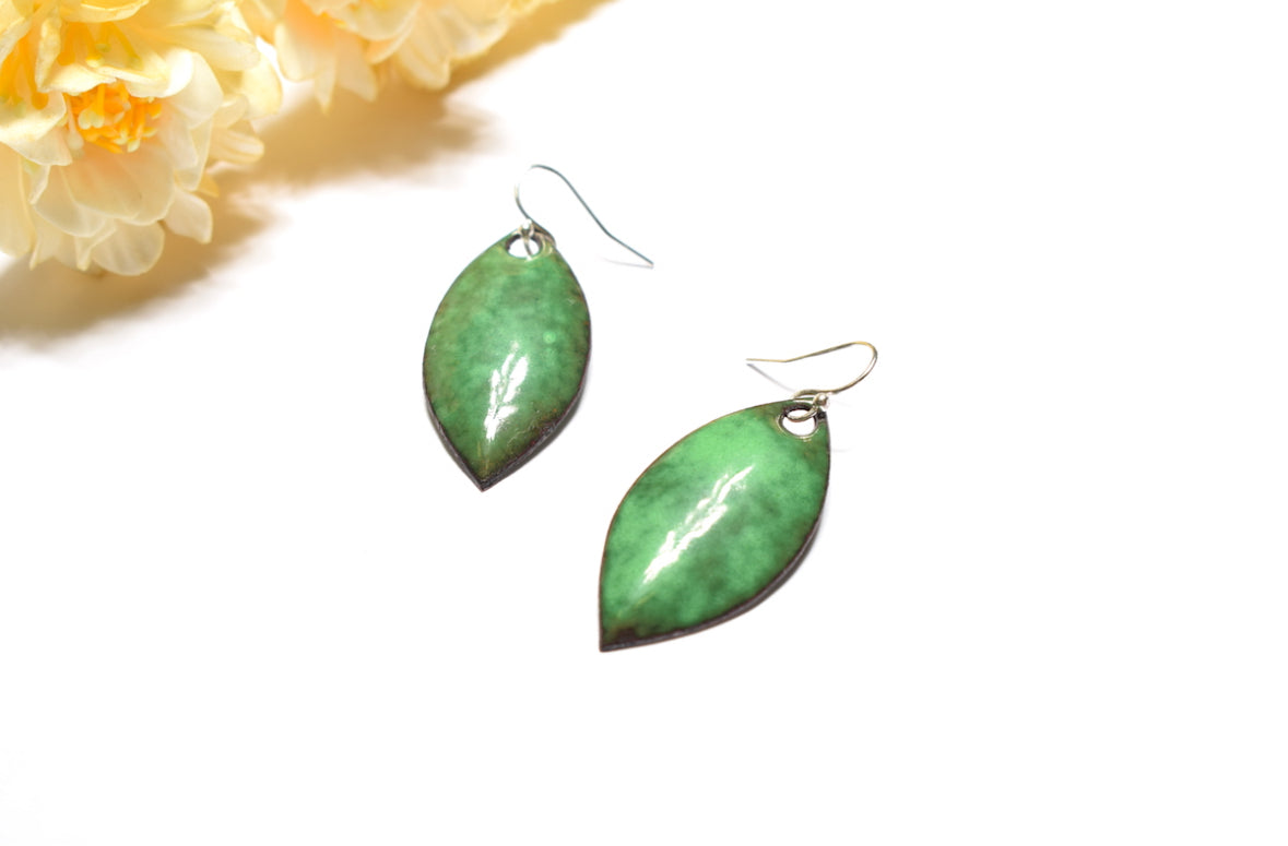 Boucles d’oreilles feuilles vertes - Émaux d’art sur métal