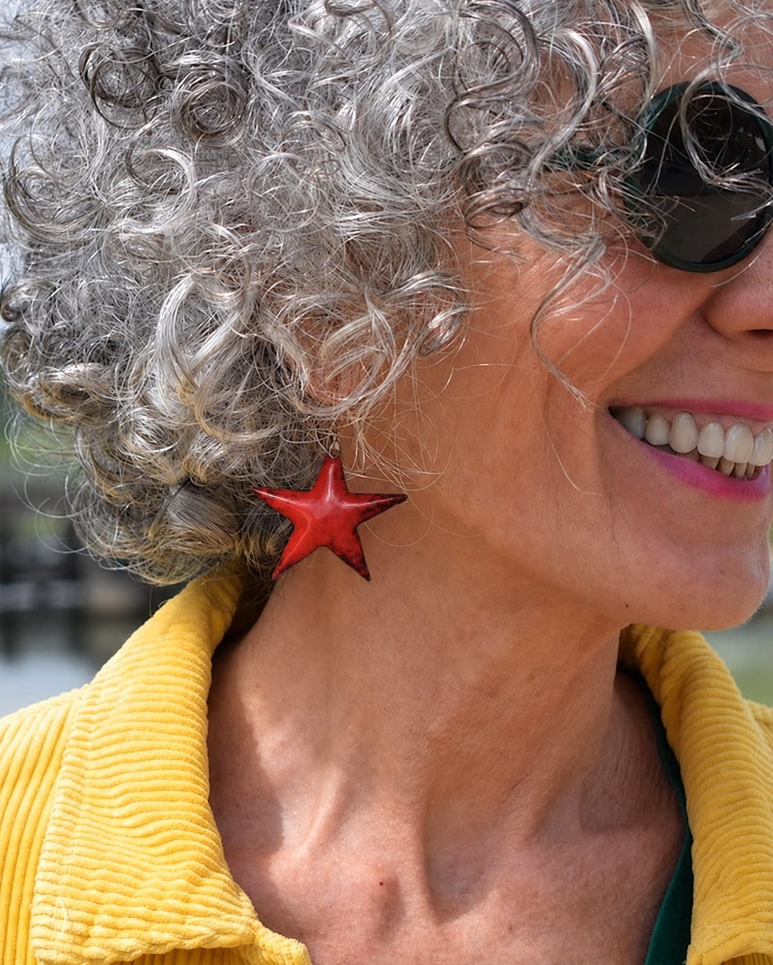 Boucles d’oreilles Grandes Étoiles Rouges en Émail – Bijou Fait Main
