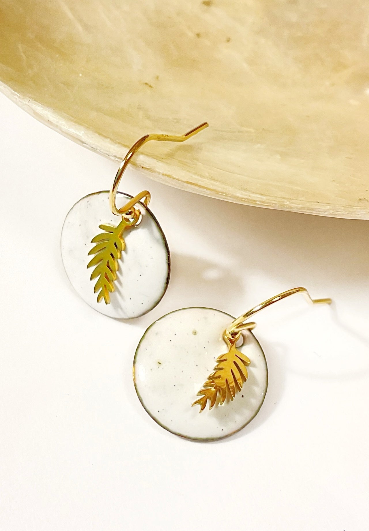 Boucles d’Oreilles Émail Blanc – Style Fin & Doré