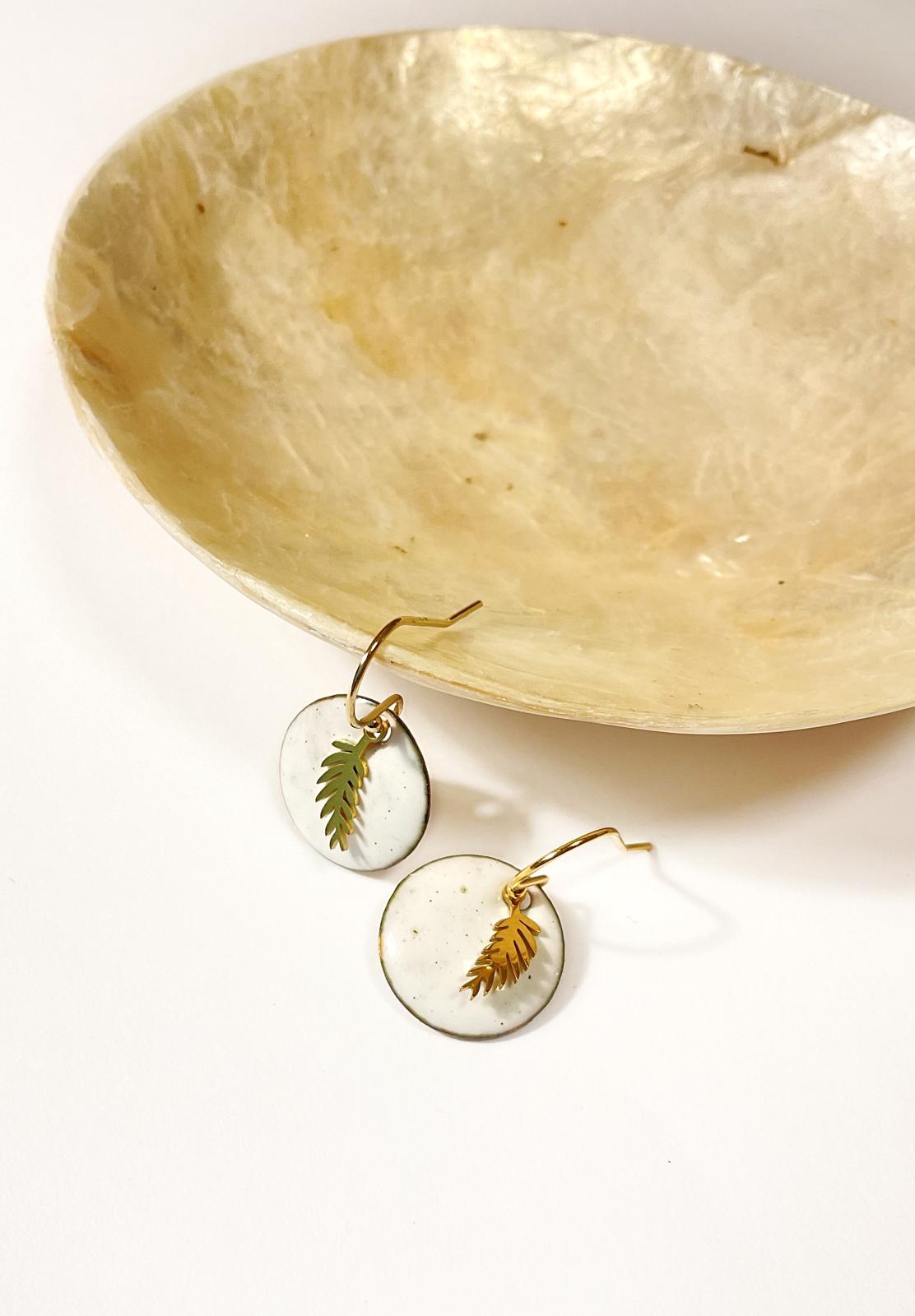 Boucles d’Oreilles Émail Blanc – Style Fin & Doré