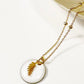 Collier Petite Médaille Ronde en Émail Blanc et Petite Feuille Dorée