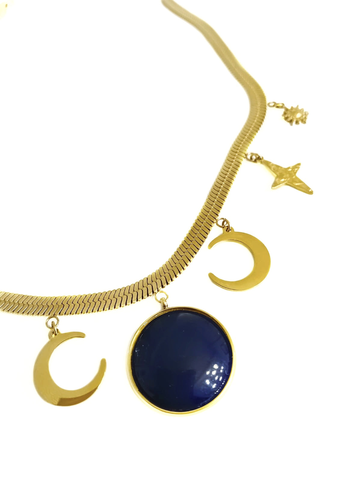 Collier serpentin à charms avec médaillon bleu serti