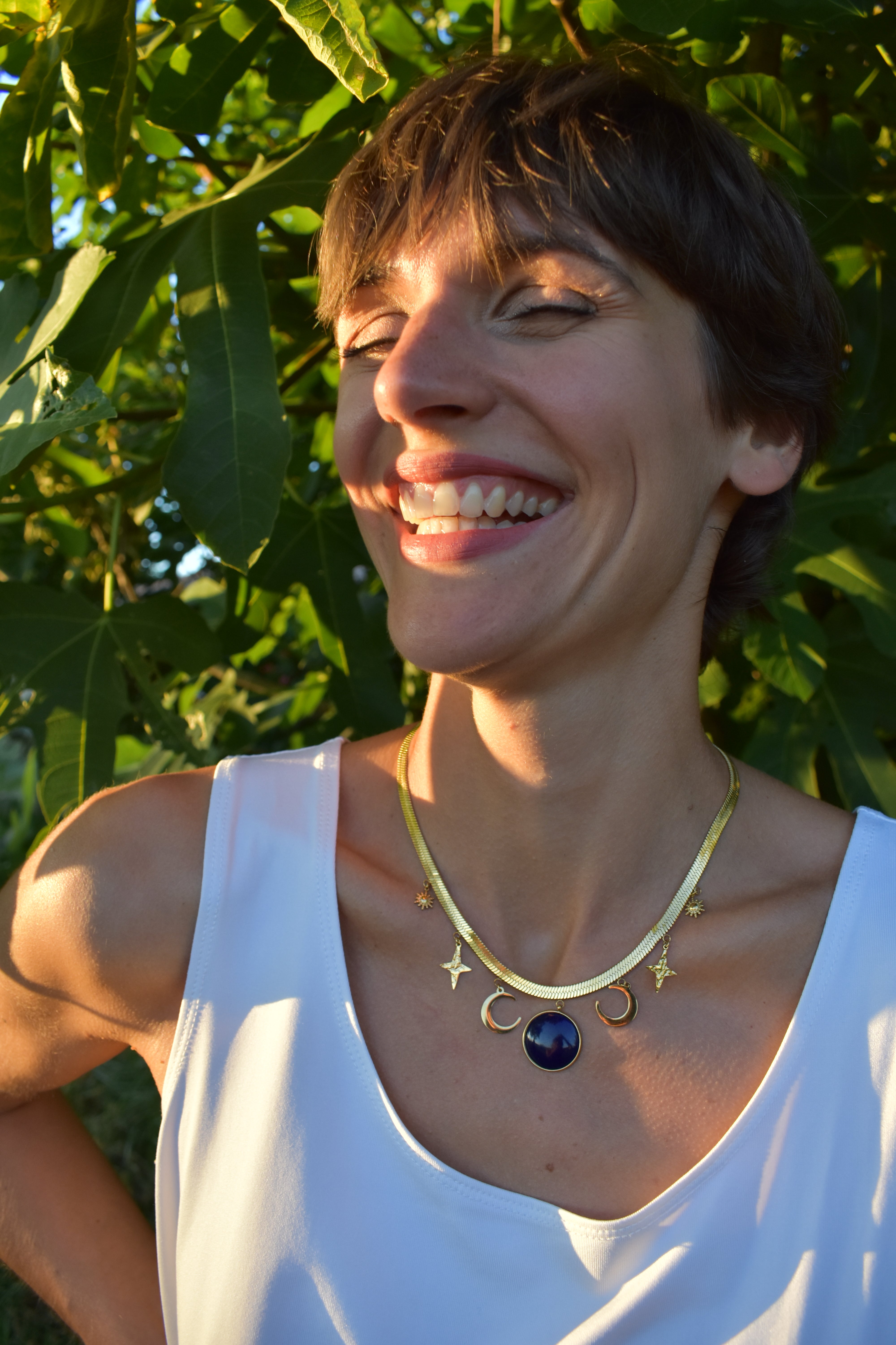 Collier serpentin à charms avec médaillon bleu serti