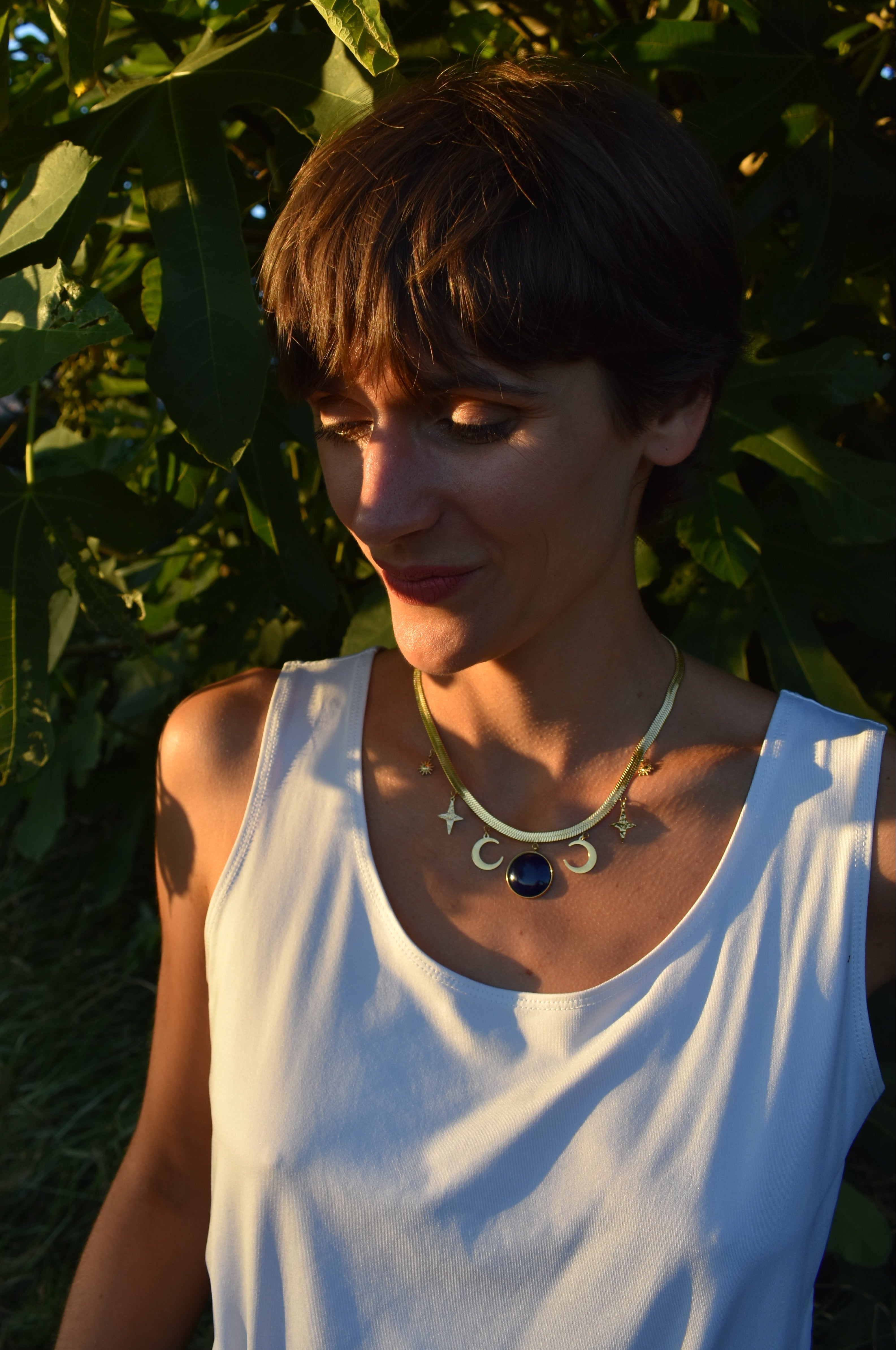 Collier serpentin à charms avec médaillon bleu serti