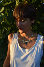 Collier serpentin à charms avec médaillon bleu serti