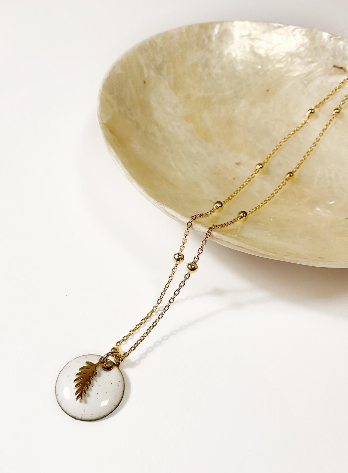 Collier Petite Médaille Ronde en Émail Blanc et Petite Feuille Dorée