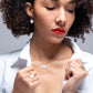 Collier Petite Médaille Ronde en Émail Blanc et Petite Feuille Dorée